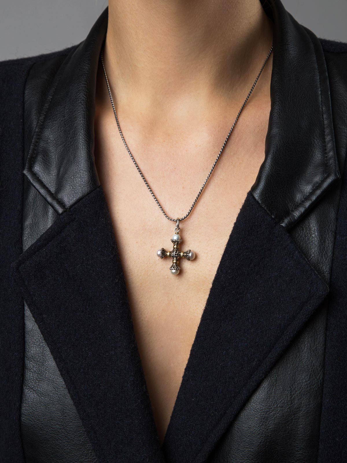 PENDANT CROSS WITH PEARLS