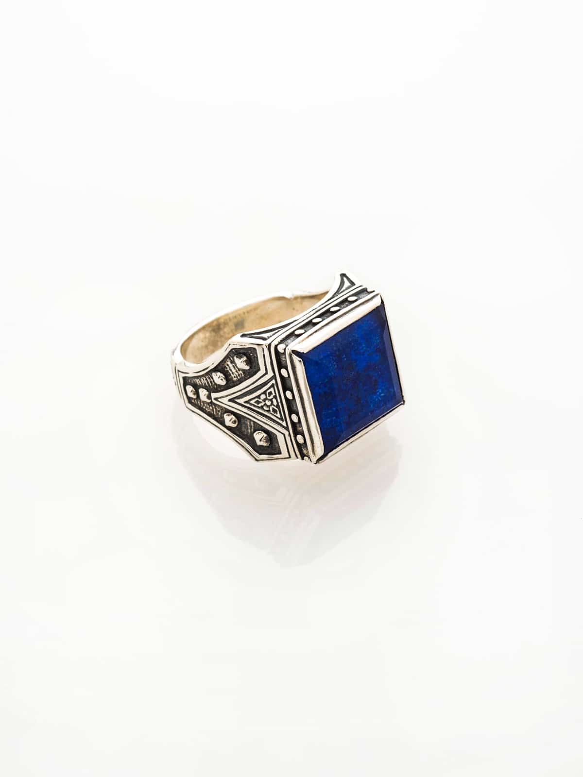 RING WITH DOUBLET LAPIS GEMSTONES