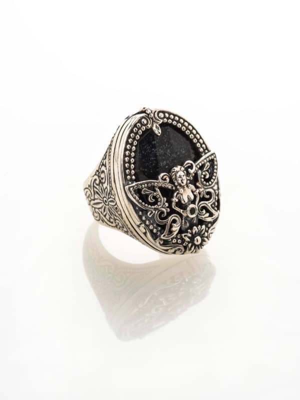 RING WITH SPEC BLACK SPINEL